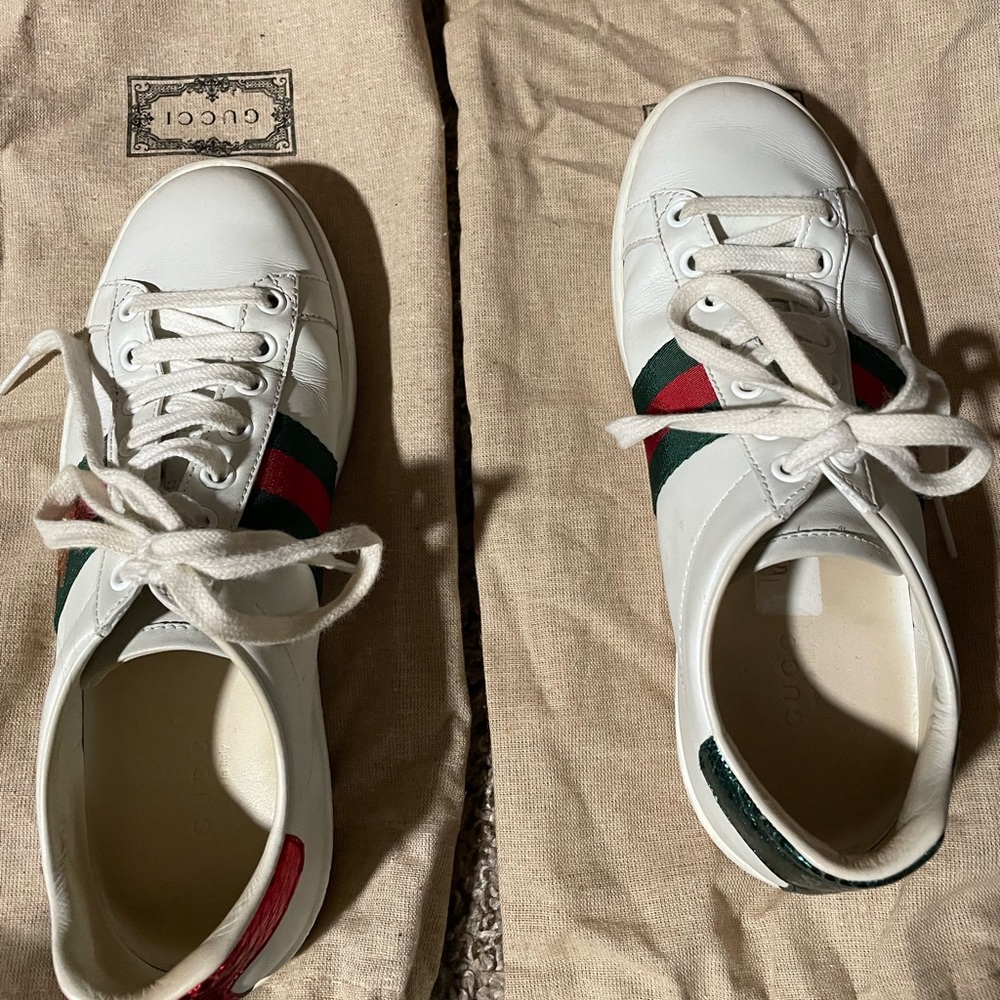 WOMEN'S GUCCI ACE SNEAKER WITH BEE